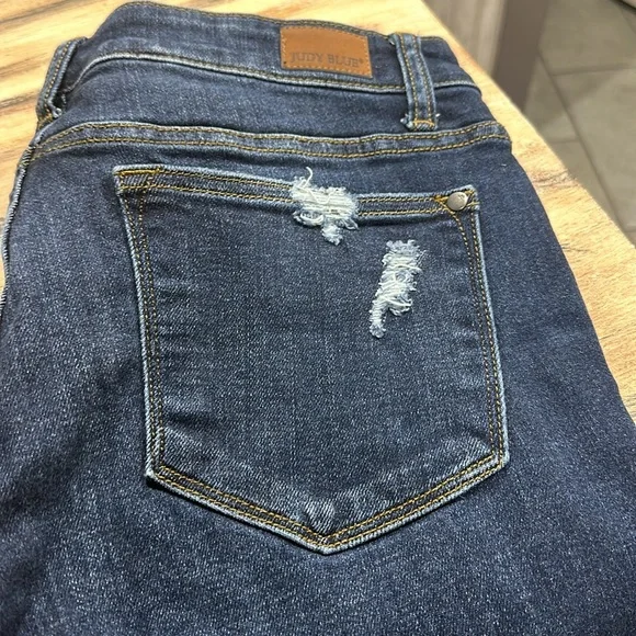JUDY BLUE DISTRESSED JEANS - Picture 5 of 6